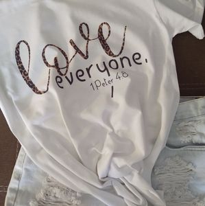 LOVE EVERYONE Tee